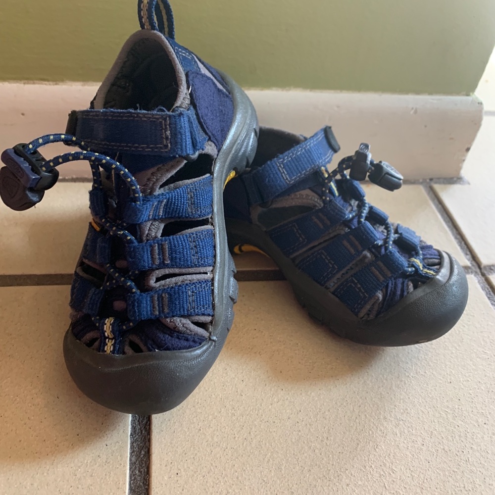 Keens Toddler size 8 sandals navy blue EUC